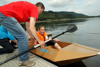 Franka im Pappboot zu Wasser